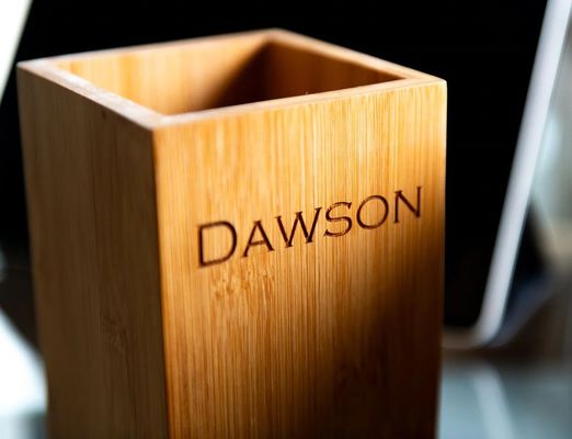 Container voor pen en potloden in moderne houten stijl