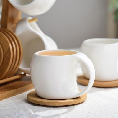 Stocked Six-Piece Ceramic Cup Set met 200 ml capaciteit en Mug Coaster op Bamboo Stand