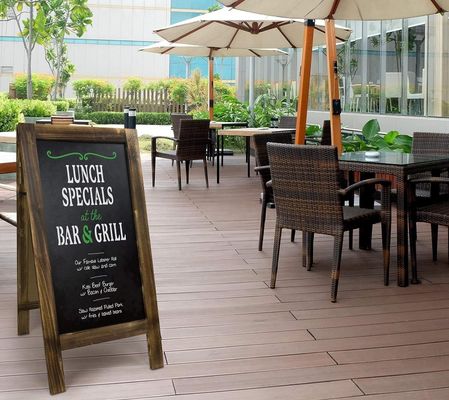 Gebrand hout dubbelzijdig staand kalkbord voor het menu van koffiewinkels en restaurants