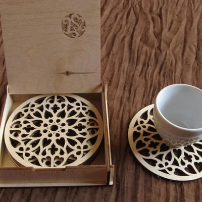 Unieke houten Rosette-onderhouten voor koffiebekers in natuurlijke berk en gotisch rustiek ontwerp