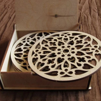 Unieke houten Rosette-onderhouten voor koffiebekers in natuurlijke berk en gotisch rustiek ontwerp