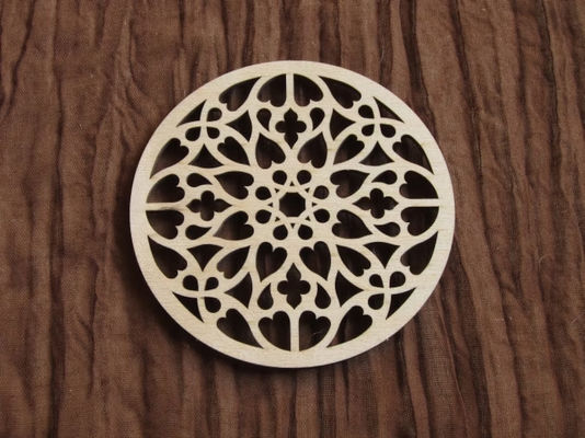 Unieke houten Rosette-onderhouten voor koffiebekers in natuurlijke berk en gotisch rustiek ontwerp
