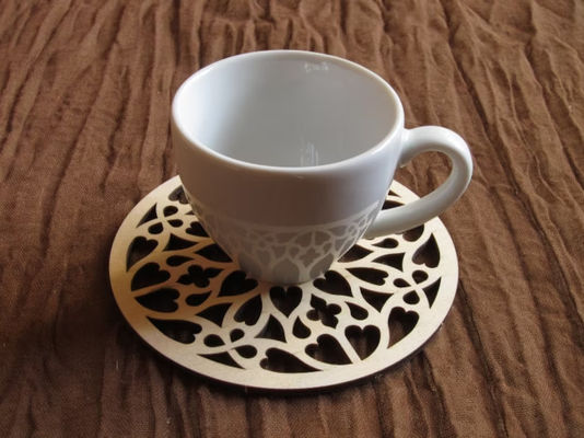 Unieke houten Rosette-onderhouten voor koffiebekers in natuurlijke berk en gotisch rustiek ontwerp