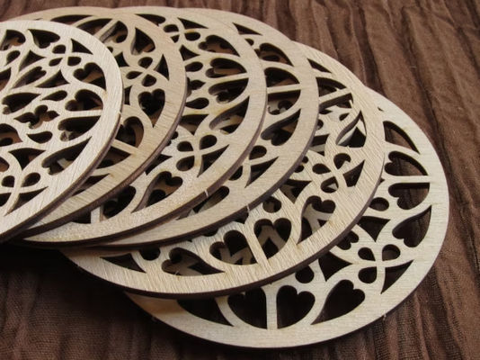 Unieke houten Rosette-onderhouten voor koffiebekers in natuurlijke berk en gotisch rustiek ontwerp