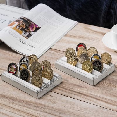 Geverfd Bruin 4 Rijen Brandhout Militaire Uitdaging Munt Display Holder Stand 4x6x1 inch