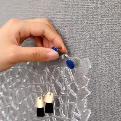 Functioneel ontwerp Houten drijvende plank Acryl oorbel display voor aangepast logo