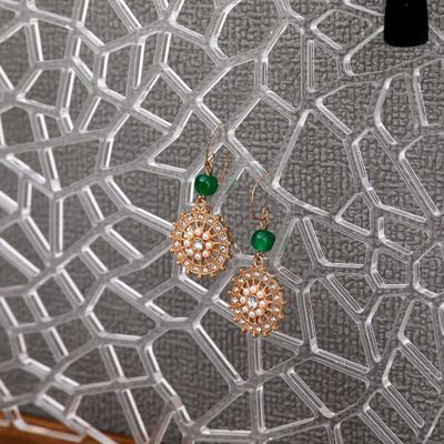 Functioneel ontwerp Houten drijvende plank Acryl oorbel display voor aangepast logo