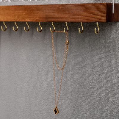 Functioneel ontwerp Houten drijvende plank Acryl oorbel display voor aangepast logo