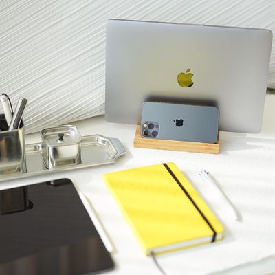 Niet-vouwbare rek Verticale laptopstand Gepersonaliseerd logo Dubbele standhouder met dock