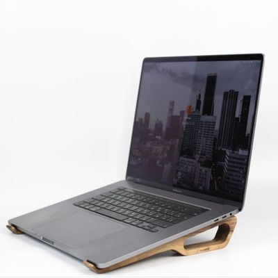 Houten laptophouder voor Macbook Ruimtebesparende en stijlvolle bureauaccessoire