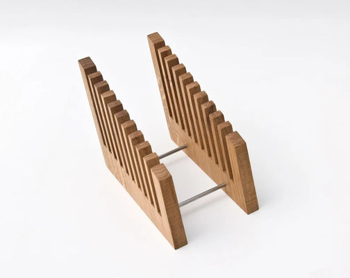 Een stijlvolle bureau-organisatie met houten bestandsholder en printfunctie