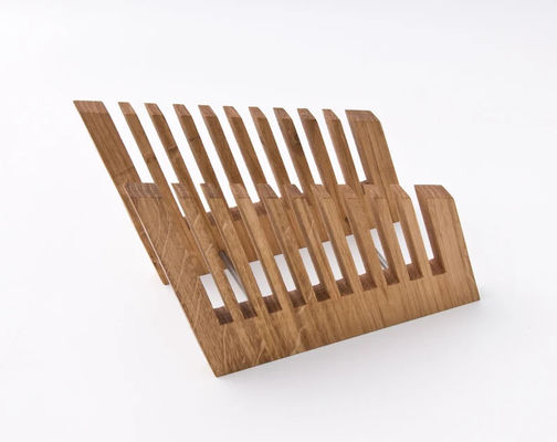 Een stijlvolle bureau-organisatie met houten bestandsholder en printfunctie