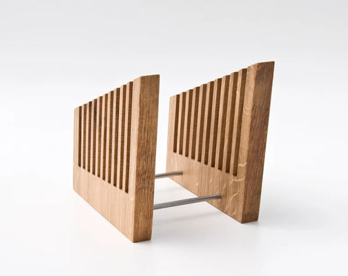 Een stijlvolle bureau-organisatie met houten bestandsholder en printfunctie