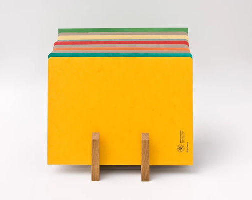 Een stijlvolle bureau-organisatie met houten bestandsholder en printfunctie