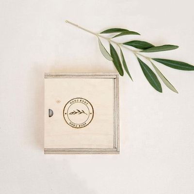 Gepersonaliseerde kleine houten cadeaubon met een milieuvriendelijke structuren van multiplex