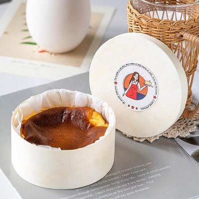 Houten doos met natuurlijke houtkleur voor op maat gemaakte ronde cake kaas cake salade fruit verpakking