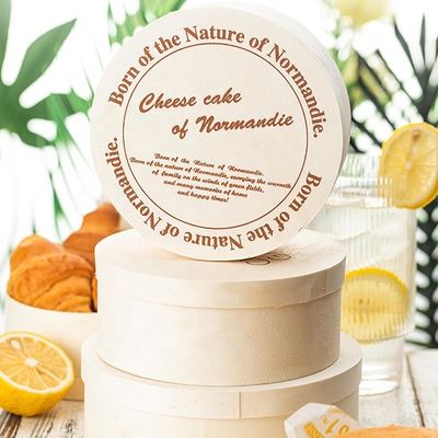 Houten doos met natuurlijke houtkleur voor op maat gemaakte ronde cake kaas cake salade fruit verpakking