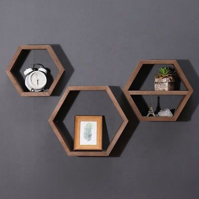 Geometrische zeshoekvormige houten wandenplanken voor een moderne eenvoudige kantoororganisator