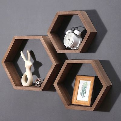 Geometrische zeshoekvormige houten wandenplanken voor een moderne eenvoudige kantoororganisator