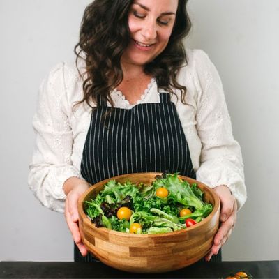 Voltooi je feest met een bamboe-saladekop met servies en een dressing pot.