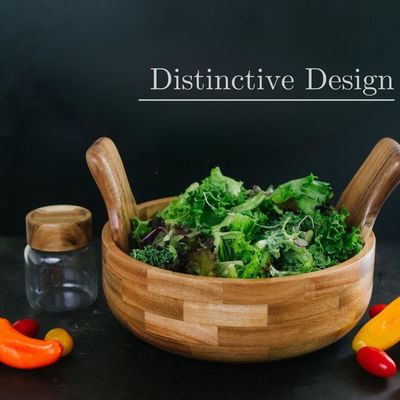 Voltooi je feest met een bamboe-saladekop met servies en een dressing pot.