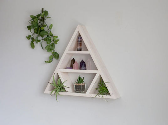 Minimalistisch ontwerp Houten driehoekwandplank Kristallen schermplanken voor thuisopslag