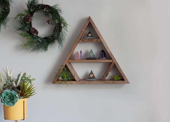 Minimalistisch ontwerp Houten driehoekwandplank Kristallen schermplanken voor thuisopslag