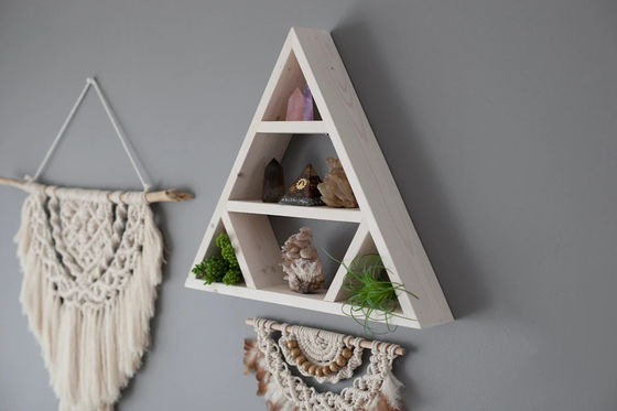 Minimalistisch ontwerp Houten driehoekwandplank Kristallen schermplanken voor thuisopslag