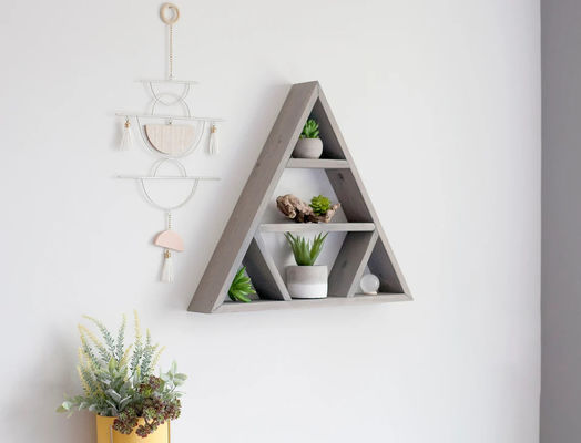 Minimalistisch ontwerp Houten driehoekwandplank Kristallen schermplanken voor thuisopslag