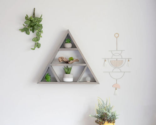Minimalistisch ontwerp Houten driehoekwandplank Kristallen schermplanken voor thuisopslag