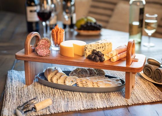 Moderne verhoogde houten servieschaal voor huisversiering