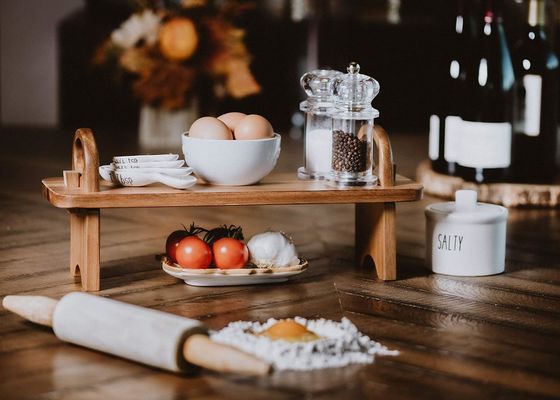 Moderne verhoogde houten servieschaal voor huisversiering
