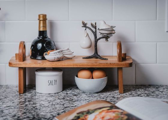 Moderne verhoogde houten servieschaal voor huisversiering