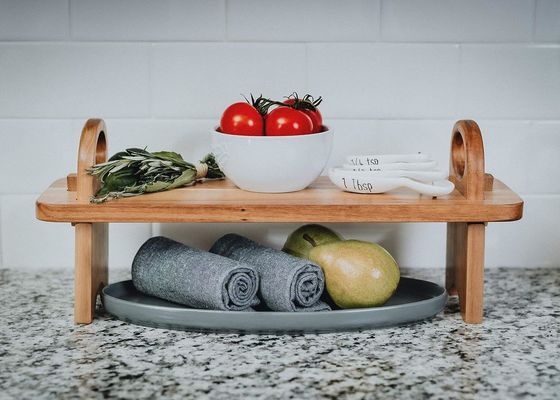 Moderne verhoogde houten servieschaal voor huisversiering