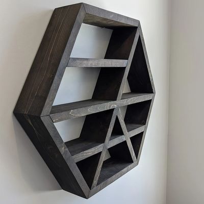 Creëer een gezellige sfeer met drijvende planken op de muur gemonteerd in rustieke boerderijstijl