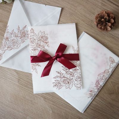 Groentepergament Lasersneden Bruiloftsuitnodigingen met rozenpatroon en warmte stempel