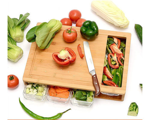 Makkelijk kaas en groenten bereiden met een ronde snijplank voor pizza's