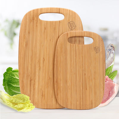 Makkelijk kaas en groenten bereiden met een ronde snijplank voor pizza's