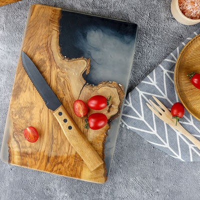 Makkelijk kaas en groenten bereiden met een ronde snijplank voor pizza's