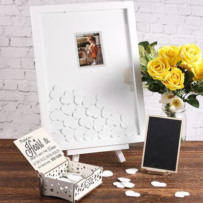 Huwelijksfeestkamers met verbrand houten versieringen in Europees landschap