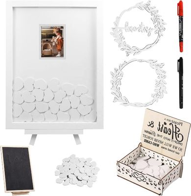 Huwelijksfeestkamers met verbrand houten versieringen in Europees landschap