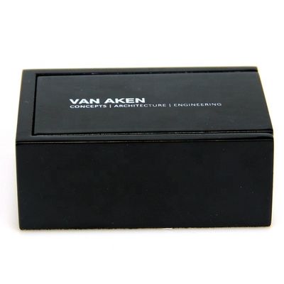 Persoonlijke zwarte houten middelgrote dobbelsteen verpakkingsdoos voor 9x6,7x3,8 cm dobbelsteenbeker doos