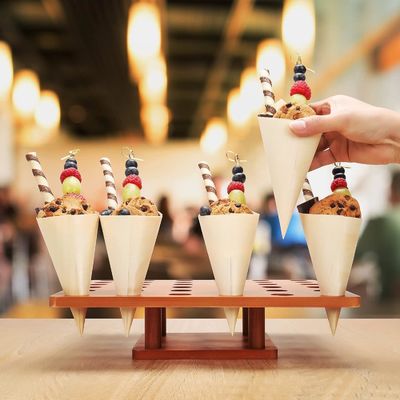 Houten ijsconenhouder in eenvoudige kleur voor foodtrucks of catering-evenementen