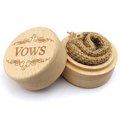 Kleine houten ringdoos voor een prachtig huwelijksvoorstel Handgemaakte beuk en walnoot