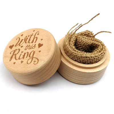 Kleine houten ringdoos voor een prachtig huwelijksvoorstel Handgemaakte beuk en walnoot