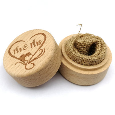 Kleine houten ringdoos voor een prachtig huwelijksvoorstel Handgemaakte beuk en walnoot
