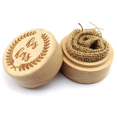 Kleine houten ringdoos voor een prachtig huwelijksvoorstel Handgemaakte beuk en walnoot