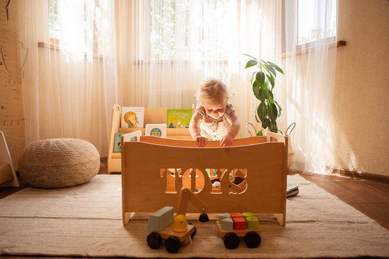 Verbrand hout en glas speelgoed organisator doos voor Montessori meubels in de kleuter speelkamer