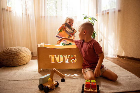Verbrand hout en glas speelgoed organisator doos voor Montessori meubels in de kleuter speelkamer
