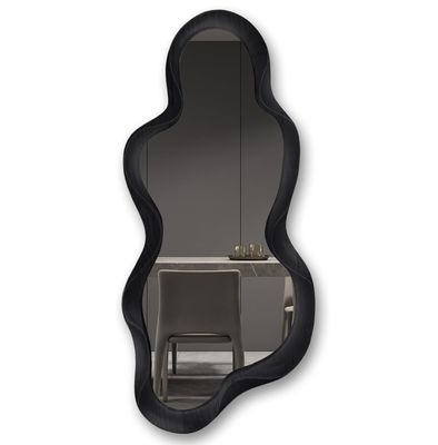 Prachtige woningversiering Onregelmatige wandspiegel met zwart houten frame en moderne badkamerversiering